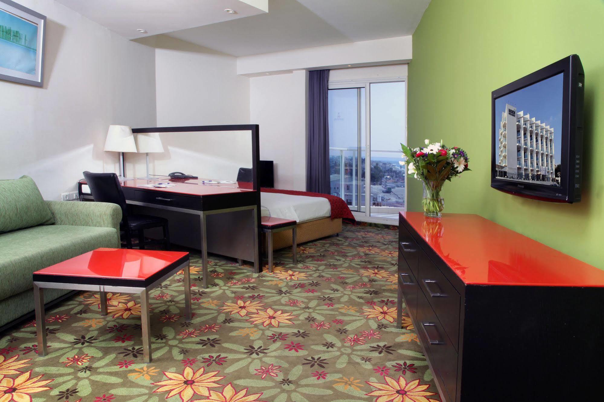 Rimonim Madison Hotel Naharija Kültér fotó